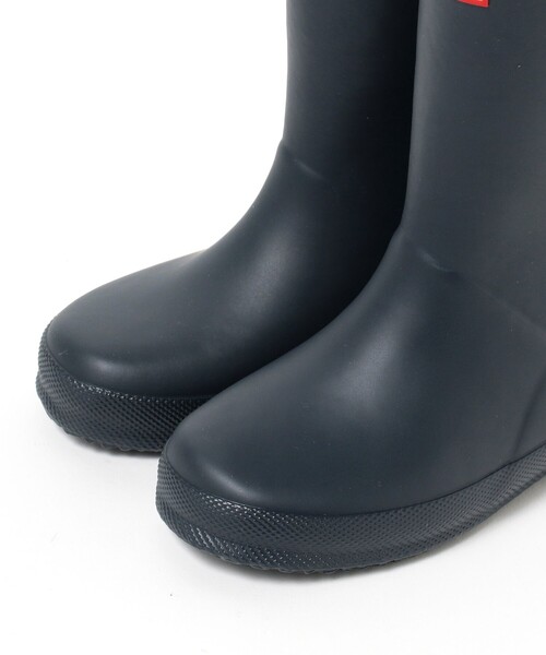 こども ビームス（コドモビームス）の「HUNTER / キッズ ファースト クラシック レインブーツ（13～20cm）（レインシューズ・キッズ・ブラック/ネイビー/レッド/イエロー/ピンク・UK10/16㎝/UK11/17㎝/UK12/18㎝/UK13/19㎝/UK7/13㎝/UK8/14㎝/UK9/15㎝/UK1/20㎝）」の15枚目の写真