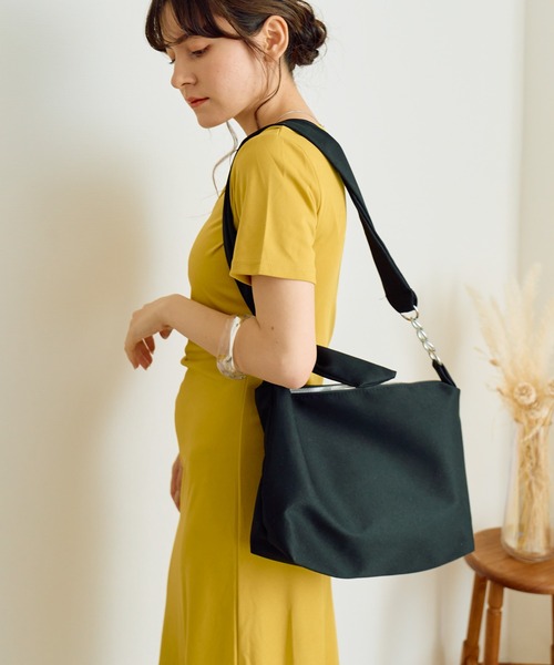 EPICKS（エピックス）の「チェーンベルトショルダーバッグ（ショルダーバッグ・レディース・ブラック/アイボリー/ブルー/グリーン・F）」の3枚目の写真