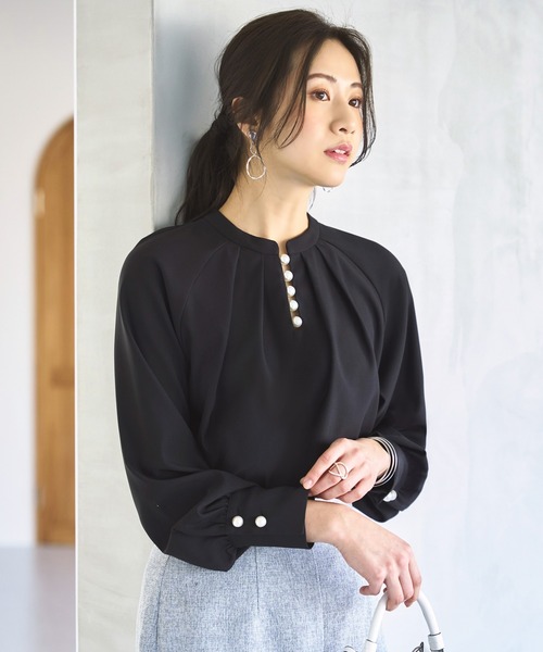 ルイルエブティック RUIRUE BOUTIQUE スリットパールスタンドカラーブラウス （ホワイト） 洗える ストレッチ ｜ スリットパールスタンドカラーブラウス
