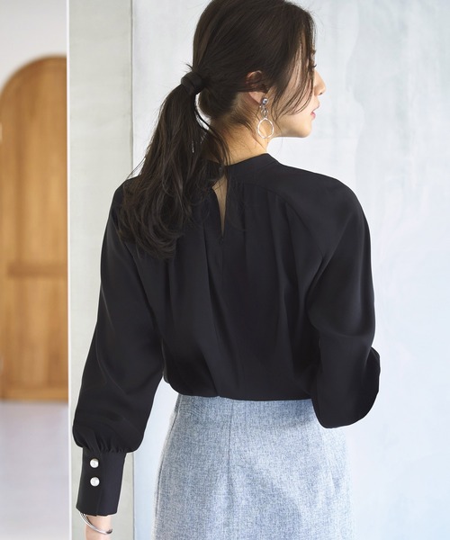 RUIRUE BOUTIQUE(ルイルエブティック)の「洗える ストレッチ | スリットパールスタンドカラーブラウス | 長袖 トップス 体型カバー オフィスカジュアル パフスリーブ パール Aライン 通勤服 華やか ブラウス(シャツ/ブラウス・レディース・ブラック/ベージュ/ホワイト・L/M/S/LL/3L)」の16枚目の写真