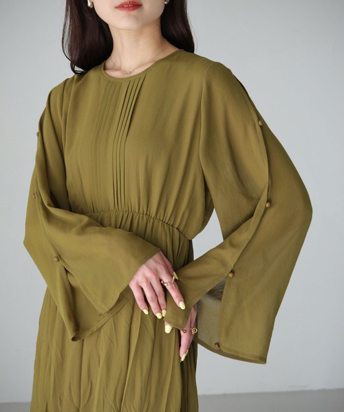 cheriella(シェリエラ)の「【cheriella】WEB限定スリットクリンクルワンピース(ドレス・レディース・ブラック/ブルー/アイボリー/ライトカーキ・M)」の3枚目の写真