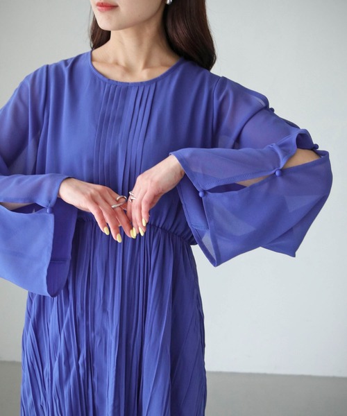 cheriella(シェリエラ)の「【cheriella】WEB限定スリットクリンクルワンピース(ドレス・レディース・ブラック/ブルー/アイボリー/ライトカーキ・M)」の4枚目の写真