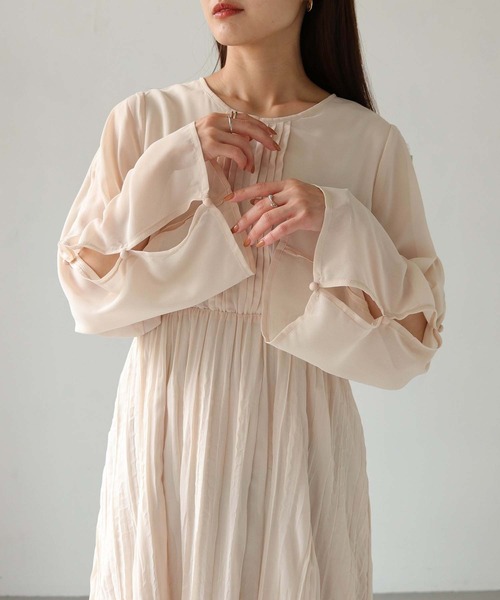 cheriella(シェリエラ)の「【cheriella】WEB限定スリットクリンクルワンピース(ドレス・レディース・ブラック/ブルー/アイボリー/ライトカーキ・M)」の1枚目の写真