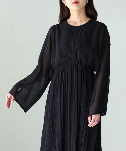 cheriella(シェリエラ)の「【cheriella】WEB限定スリットクリンクルワンピース(ドレス・レディース・ブラック/ブルー/アイボリー/ライトカーキ・M)」の2枚目の写真