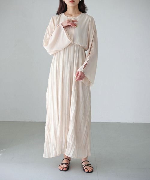 cheriella(シェリエラ)の「【cheriella】WEB限定スリットクリンクルワンピース(ドレス・レディース・ブラック/ブルー/アイボリー/ライトカーキ・M)」の21枚目の写真