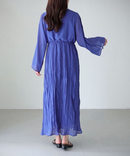 cheriella(シェリエラ)の「【cheriella】WEB限定スリットクリンクルワンピース(ドレス・レディース・ブラック/ブルー/アイボリー/ライトカーキ・M)」の18枚目の写真