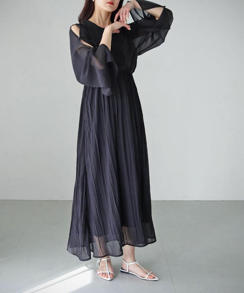 cheriella(シェリエラ)の「【cheriella】WEB限定スリットクリンクルワンピース(ドレス・レディース・ブラック/ブルー/アイボリー/ライトカーキ・M)」の14枚目の写真