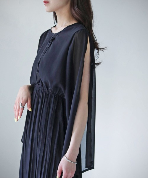 cheriella(シェリエラ)の「【cheriella】WEB限定スリットクリンクルワンピース(ドレス・レディース・ブラック/ブルー/アイボリー/ライトカーキ・M)」の7枚目の写真