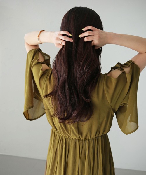 cheriella(シェリエラ)の「【cheriella】WEB限定スリットクリンクルワンピース(ドレス・レディース・ブラック/ブルー/アイボリー/ライトカーキ・M)」の17枚目の写真