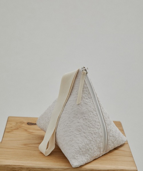 SALON adam et rope'(サロン アダム エ ロペ)の「エッセンシャルフラワージャガードテトラポーチ/ハンドバッグ(ハンドバッグ・レディース・ベージュ/ブラック・FREE)」の2枚目の写真