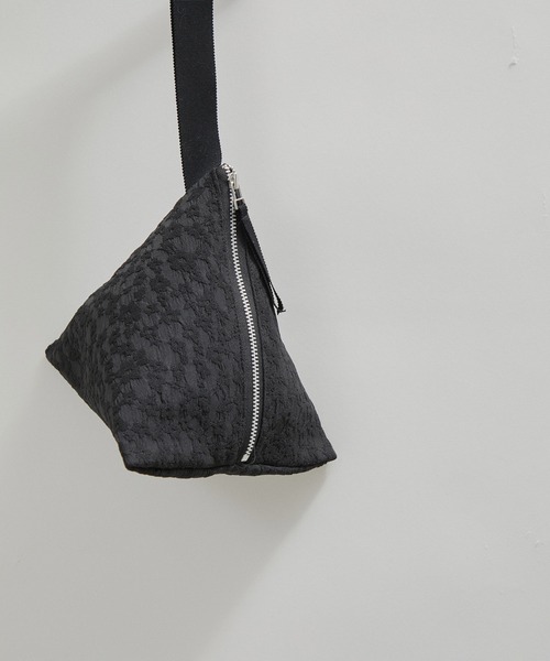 SALON adam et rope'(サロン アダム エ ロペ)の「エッセンシャルフラワージャガードテトラポーチ/ハンドバッグ(ハンドバッグ・レディース・ベージュ/ブラック・FREE)」の1枚目の写真