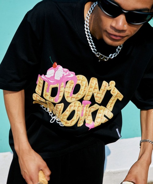A'GEM9(エージェムナイン)の「A'GEM/9 × .kom『DONSMOKE/ドンスモーク』アイスTEE 半袖カットソー(Tシャツ/カットソー・メンズ・ブラック/ホワイト/ベージュ・L)」の4枚目の写真