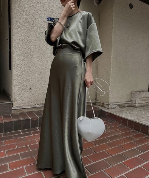 Ameri(アメリ)の「GLOSSY FLOW TEE WITH SKIRT(ワンピース・レディース・カーキ/オフホワイト/ブラック・SMALL/MEDIUM)」の19枚目の写真