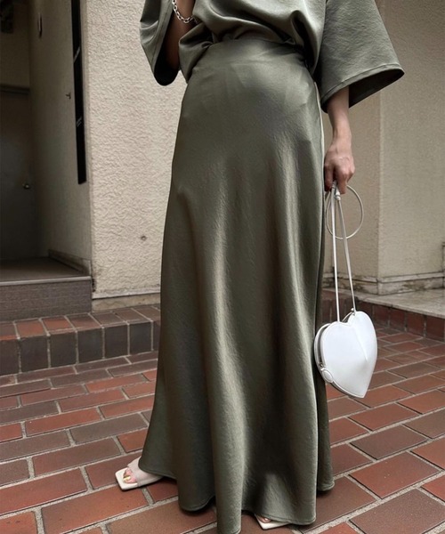 Ameri(アメリ)の「GLOSSY FLOW TEE WITH SKIRT(ワンピース・レディース・カーキ/オフホワイト/ブラック・SMALL/MEDIUM)」の22枚目の写真