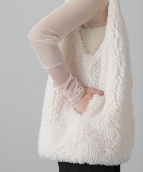 FREE'S MART（フリーズマート）の「フェイクファーベスト（ベスト・レディース・ホワイト/ベージュ・MEDIUM/SMALL）」の8枚目の写真