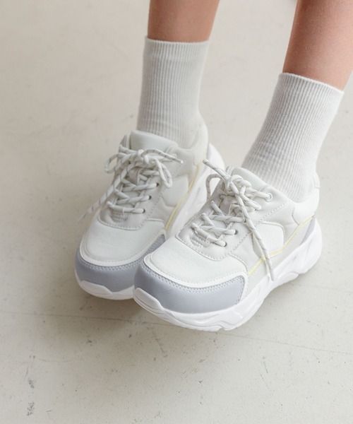 GLOBAL WORK（グローバルワーク）の「エアかる厚底スニーカー/969801（スニーカー・キッズ・ブラック/ホワイト/ホワイト系その他2/ベージュ・24cm/21cm/23cm/22cm/20cm）」の3枚目の写真