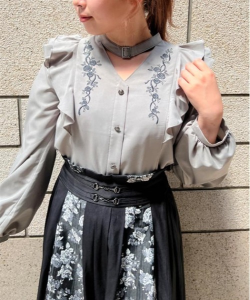 axes femme（アクシーズファム）の「チョーカー風ローズ刺繍ブラウス（シャツ/ブラウス・レディース・キナリ/ブラック/カーキ・FREE）」の3枚目の写真