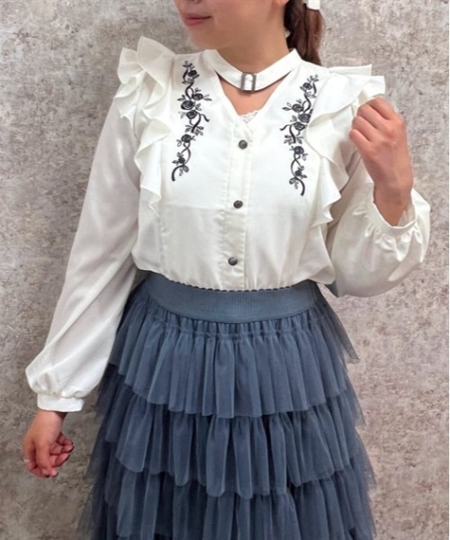 axes femme（アクシーズファム）の「チョーカー風ローズ刺繍ブラウス（シャツ/ブラウス・レディース・キナリ/ブラック/カーキ・FREE）」の2枚目の写真