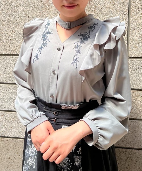 axes femme（アクシーズファム）の「チョーカー風ローズ刺繍ブラウス（シャツ/ブラウス・レディース・キナリ/ブラック/カーキ・FREE）」の4枚目の写真