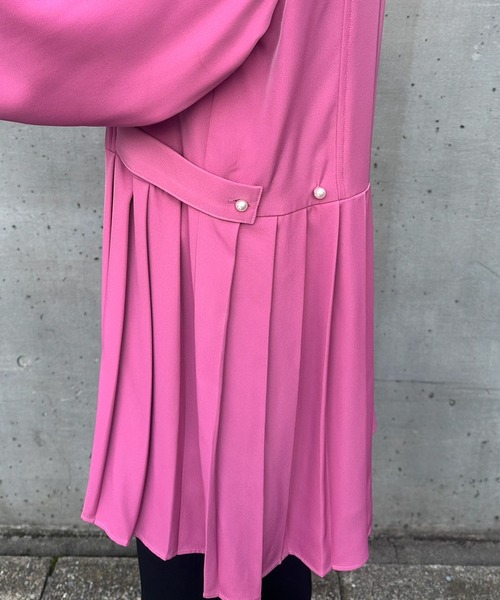 Emma Taylor（エマテイラー）の「パール釦キーネックプリーツ
