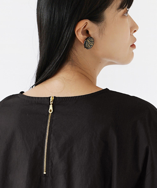 MIMIMEMETE（ミミメメット）の「フレア バックファスナー プルオーバー（Tシャツ/カットソー・レディース・ブラック/ブラウン・フリー）」の6枚目の写真