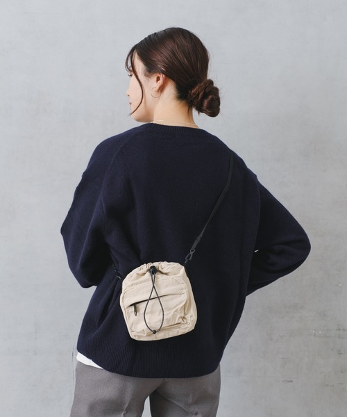 Actually（アクチュアリー）の「くしゅくしゅサコッシュ（ボディバッグ/ウエストポーチ・レディース・ベージュ/ブラック・フリー）」の6枚目の写真