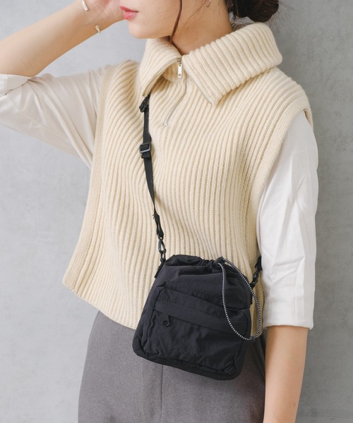 Actually（アクチュアリー）の「くしゅくしゅサコッシュ（ボディバッグ/ウエストポーチ・レディース・ベージュ/ブラック・フリー）」の3枚目の写真