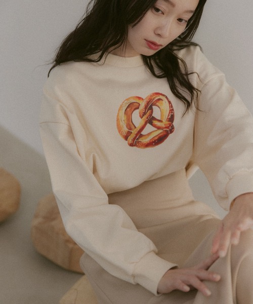 moi tytto（モイテュット）の「ボリュームスリーブプリントスウェット（スウェット・レディース・C/B/A/D・FREE）」の2枚目の写真