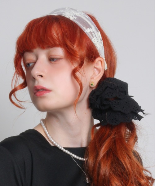 IMARI（イマリ）の「【 IMARI / イマリ 】 パンチングレース ガーリー シュシュ（シュシュ・レディース・ホワイト/ブラック/レッド/イエロー/ブルー/ピンク・FREE）」の2枚目の写真