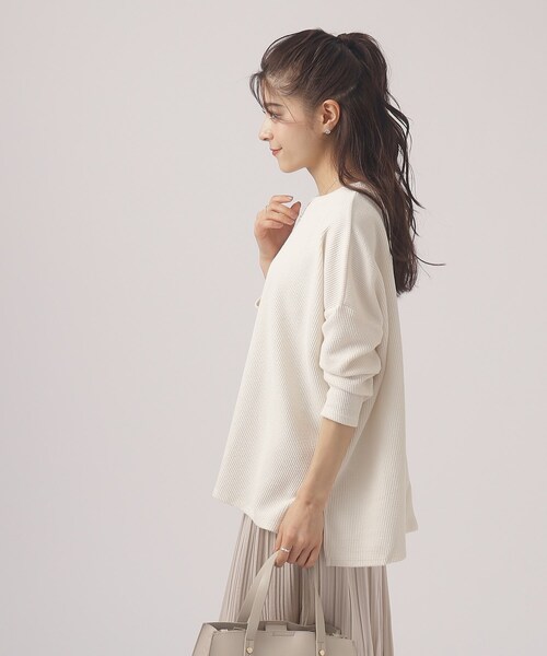 SHOO・LA・RUE（シューラルー）の「◆【体型カバー/洗える】大人のラフコーデに ゆるスリット リブトップス（Tシャツ/カットソー・レディース・ホワイト/チャコールグレー/ブルー/ピンク系・00）」の6枚目の写真