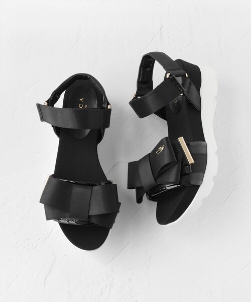 TOCCA(トッカ)の「RIBBON KNOT SPORTS SANDALS サンダル(サンダル・レディース・ベージュ系/ブラック系・SMALL/MEDIUM/LARGE)」の2枚目の写真