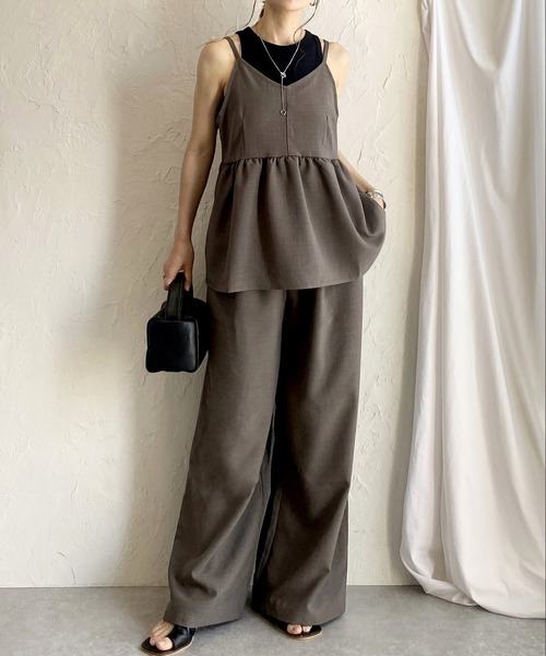 She's Closet(シーズクローゼット)の「ペプラムギャザーキャミソールビスチェ&ロングワイドパンツセットアップ(セットアップ・レディース・アイボリー/ブラック/モカ・FREE)」の3枚目の写真