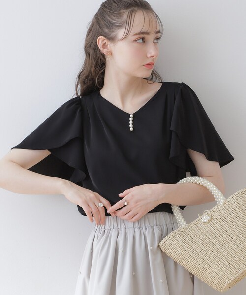 couture brooch(クチュールブローチ)の「◆【洗える・二の腕カバー】一枚で華やかにきまるVネックパール調フレアブラウス(シャツ/ブラウス・レディース・ライトグレー/オフホワイト/ブラック・42/40/38)」の1枚目の写真