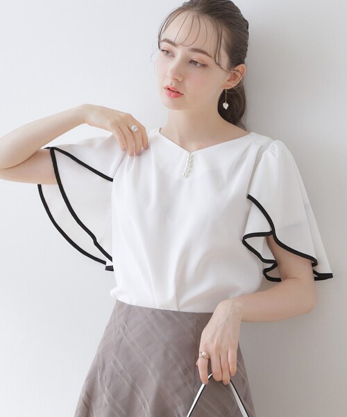 couture brooch(クチュールブローチ)の「◆【洗える・二の腕カバー】一枚で華やかにきまるVネックパール調フレアブラウス(シャツ/ブラウス・レディース・ライトグレー/オフホワイト/ブラック・42/40/38)」の7枚目の写真