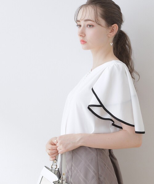 couture brooch(クチュールブローチ)の「◆【洗える・二の腕カバー】一枚で華やかにきまるVネックパール調フレアブラウス(シャツ/ブラウス・レディース・ライトグレー/オフホワイト/ブラック・42/40/38)」の8枚目の写真