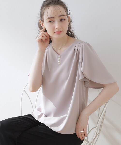 couture brooch(クチュールブローチ)の「◆【洗える・二の腕カバー】一枚で華やかにきまるVネックパール調フレアブラウス(シャツ/ブラウス・レディース・ライトグレー/オフホワイト/ブラック・42/40/38)」の19枚目の写真