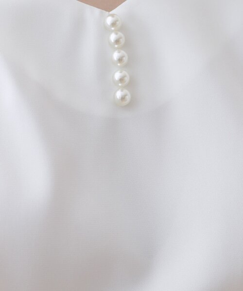 couture brooch(クチュールブローチ)の「◆【洗える・二の腕カバー】一枚で華やかにきまるVネックパール調フレアブラウス(シャツ/ブラウス・レディース・ライトグレー/オフホワイト/ブラック・42/40/38)」の14枚目の写真