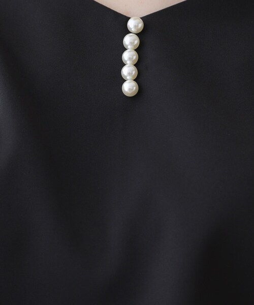 couture brooch(クチュールブローチ)の「◆【洗える・二の腕カバー】一枚で華やかにきまるVネックパール調フレアブラウス(シャツ/ブラウス・レディース・ライトグレー/オフホワイト/ブラック・42/40/38)」の15枚目の写真