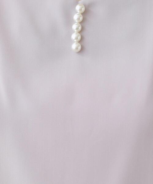 couture brooch(クチュールブローチ)の「◆【洗える・二の腕カバー】一枚で華やかにきまるVネックパール調フレアブラウス(シャツ/ブラウス・レディース・ライトグレー/オフホワイト/ブラック・42/40/38)」の16枚目の写真