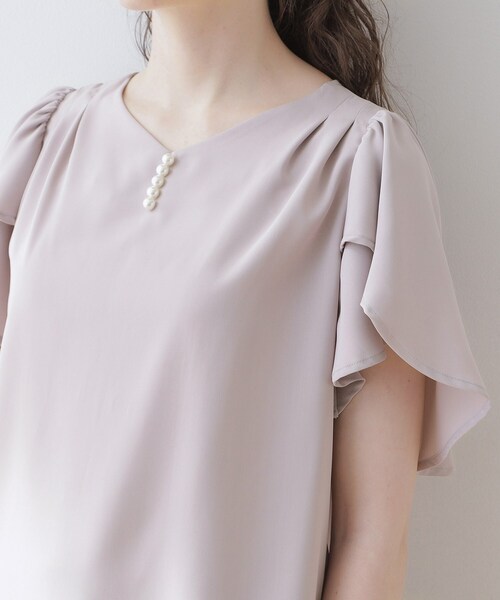 couture brooch(クチュールブローチ)の「◆【洗える・二の腕カバー】一枚で華やかにきまるVネックパール調フレアブラウス(シャツ/ブラウス・レディース・ライトグレー/オフホワイト/ブラック・42/40/38)」の12枚目の写真
