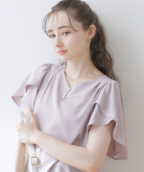 couture brooch(クチュールブローチ)の「◆【洗える・二の腕カバー】一枚で華やかにきまるVネックパール調フレアブラウス(シャツ/ブラウス・レディース・ライトグレー/オフホワイト/ブラック・42/40/38)」の3枚目の写真