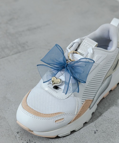 SMELLY（スメリー）の「リボンハートアシメスニーカーチャーム（シューケア用品・レディース・ブルー/アイボリー・-）」の5枚目の写真
