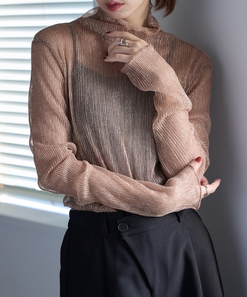 MAISON BREEZE（メゾンブリーズ）の「【MAISON BREEZE】ラメプリーツシアータートルトップス XNN（Tシャツ/カットソー・レディース・ライトグレー/ピンク/ブラック/ゴールド/シルバー/ライトベージュ/グレー/オフホワイト・FREE）」の6枚目の写真