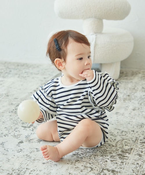 pairmanon（ペアマノン）の「【リンクコーデ】【ベビー】 ワッフル 袖フリル アソート 長袖ロンパース（ロンパース・キッズ・ブラック/ベージュ/ミント/グリーン系その他/ホワイト系その他/ピンク/テラコッタ/ブラウン/パープル系その他/アイボリー/ブラック系その他2/ホワイト系その他2/ホワイト系その他4/ブラック系その他/ブルー・80/70）」の4枚目の写真