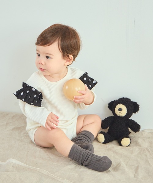 pairmanon（ペアマノン）の「【リンクコーデ】【ベビー】 ワッフル 袖フリル アソート 長袖ロンパース（ロンパース・キッズ・ブラック/ベージュ/ミント/グリーン系その他/ホワイト系その他/ピンク/テラコッタ/ブラウン/パープル系その他/アイボリー/ブラック系その他2/ホワイト系その他2/ホワイト系その他4/ブラック系その他/ブルー・80/70）」の6枚目の写真