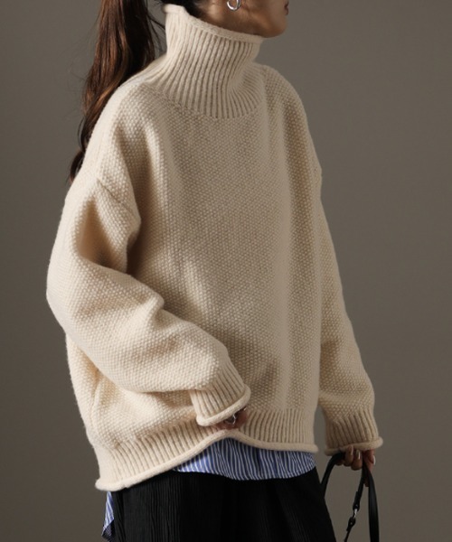 HUG.U(ハグユー)の「「鹿のこ」タートルニット(ニット/セーター・レディース・コーラル/ライトグレー/チェリーレッド/ベージュ系/ライトグレー系/ライトブルー/ライトベージュ/カーキ/ブラック/ブラウン系/グレー/オフホワイト/グレー系/ネイビー系・M/L)」の2枚目の写真