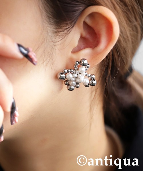 antiqua(アンティカ)の「フラワーパールピアス(ピアス(両耳用)・レディース・シルバー・FREE)」の1枚目の写真