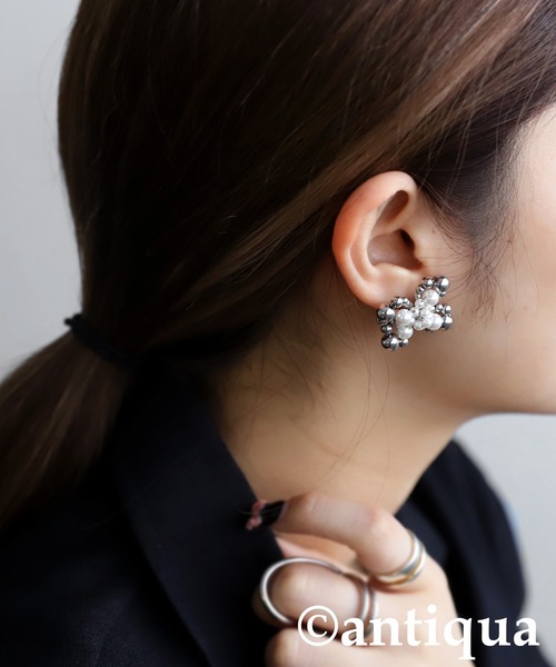 antiqua(アンティカ)の「フラワーパールピアス(ピアス(両耳用)・レディース・シルバー・FREE)」の3枚目の写真