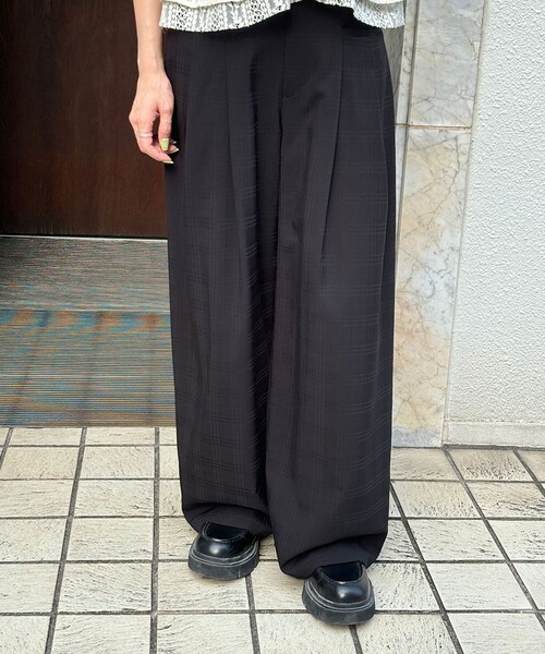 NOUNLESS（ナウンレス）の「【NOUNLESS/ナウンレス】CHECK RELAX WIDE PANTS（スラックス・レディース・グレー・1/2）」の10枚目の写真