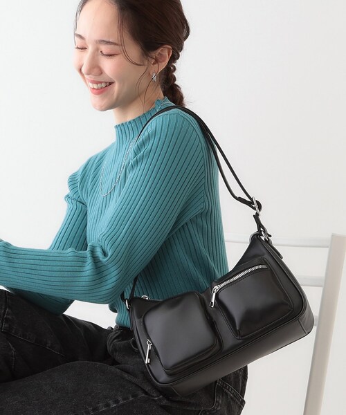 SHOO・LA・RUE(シューラルー)の「フロント2ポケットショルダーバッグ(ショルダーバッグ・レディース・ブラック/グレー/ブロンズ・00)」の4枚目の写真